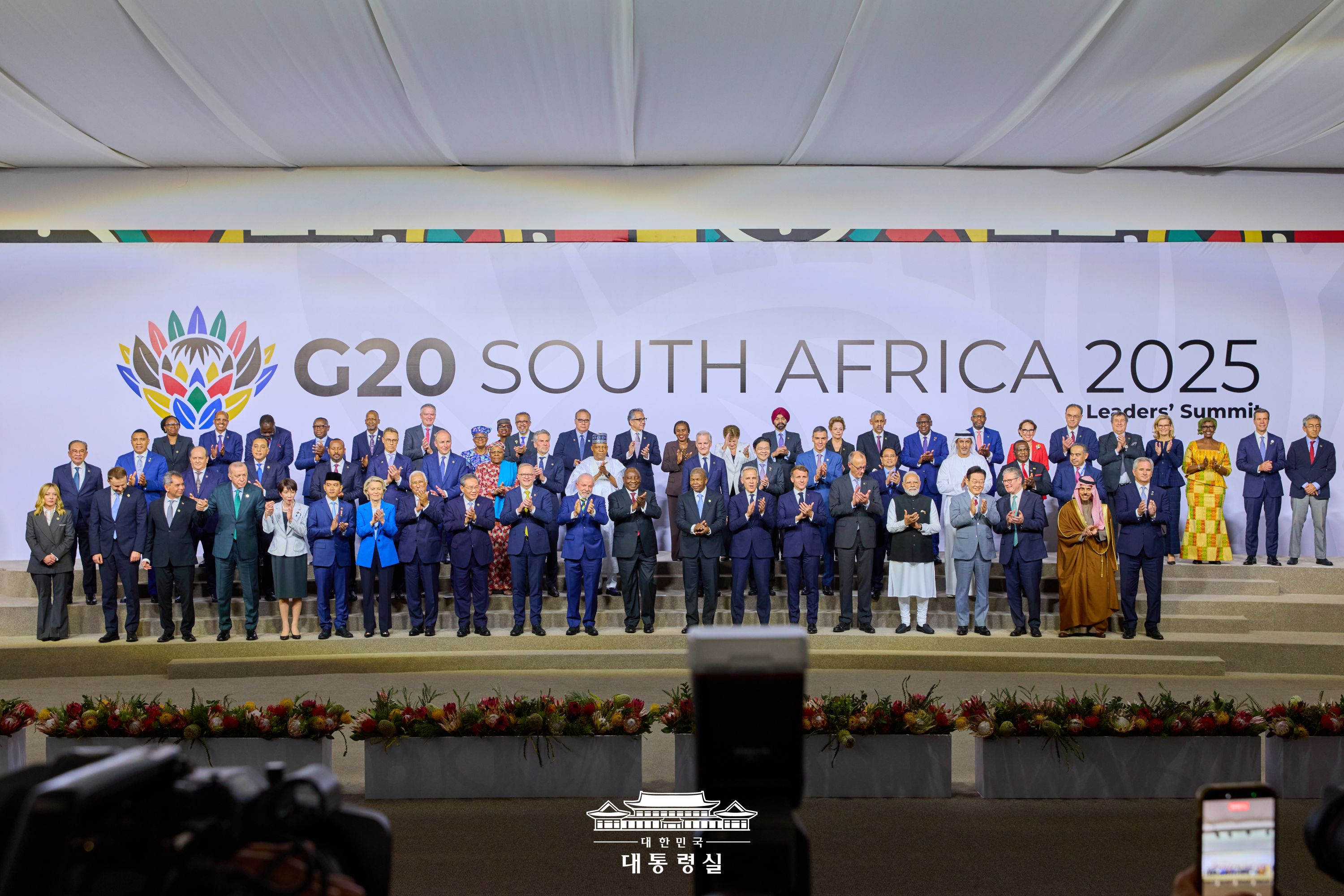 Präsident Lee Jae Myung (Vierter von links in der vorderen Reihe) macht am 22. November beim G20-Gipfeltreffen im Nasrec Expo Centre in Johannesburg, Südafrika, ein Erinnerungsfoto 