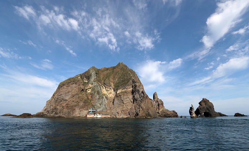Das Präsidialamt der Republik Korea widerlegte die Äußerung von Sanae Takaichi, der japanischen Premierministerin, in Bezug auf Dokdo und betonte, dass die Insel Dokdo historisch, geografisch und völkerrechtlich zum koreanischen Hoheitsgebiet gehört ⓒ Korea.net DB 