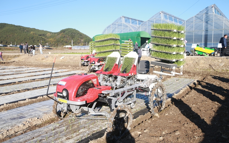 Foto: Der selbstfahrende Traktor auf dem Feld ⓒ National Institute of Agricultural Sciences  