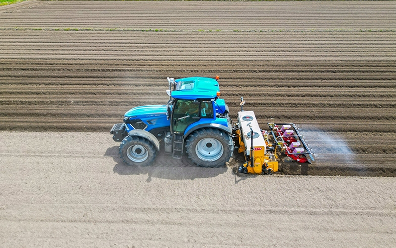 Ein Landwirt arbeitet mit dem selbstfahrenden Traktor ⓒ LS Tractor  