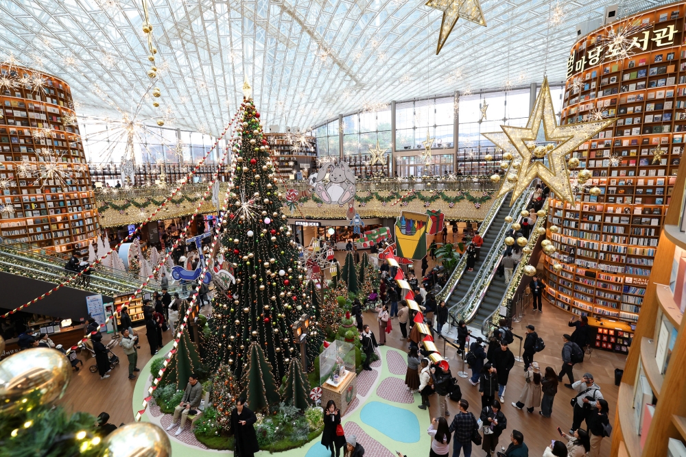 Am 26. November ist ein großer Weihnachtsbaum in der Mitte der Starfield-Bibliothek im COEX in Gangnam-gu, Seoul 