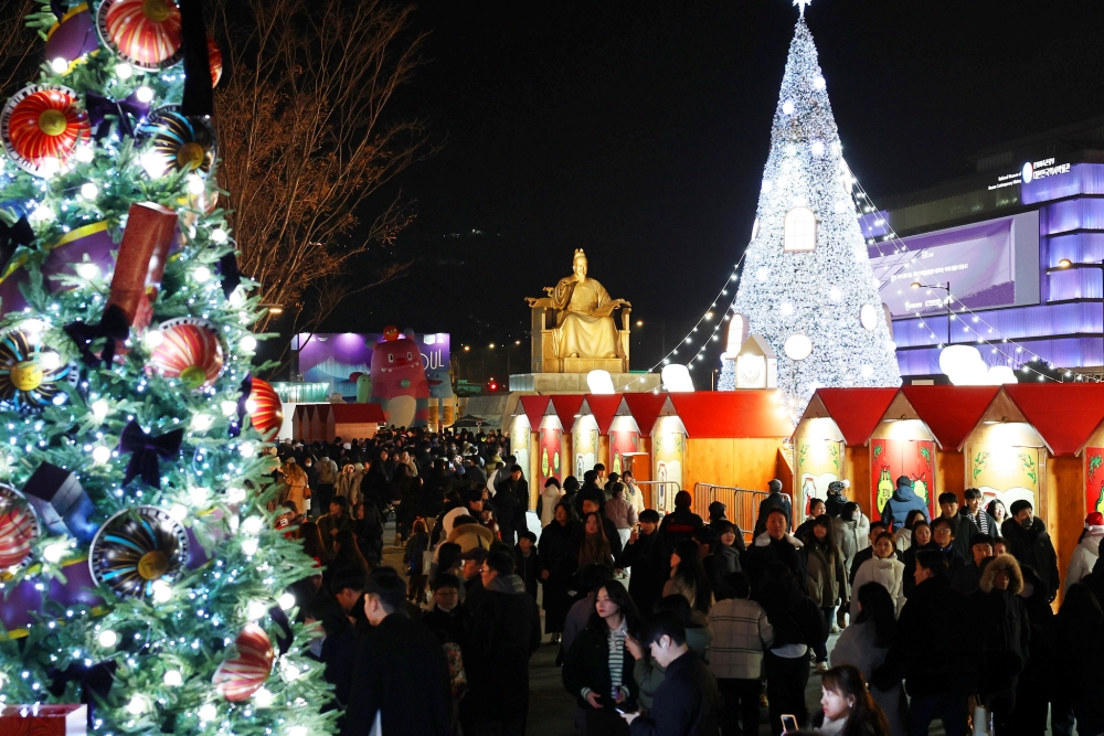 Am 4. Dezember besuchen viele Menschen das “2025 Seoul Winter Festa” auf dem Gwanghwamun-Platz in Jongno-gu, Seoul
