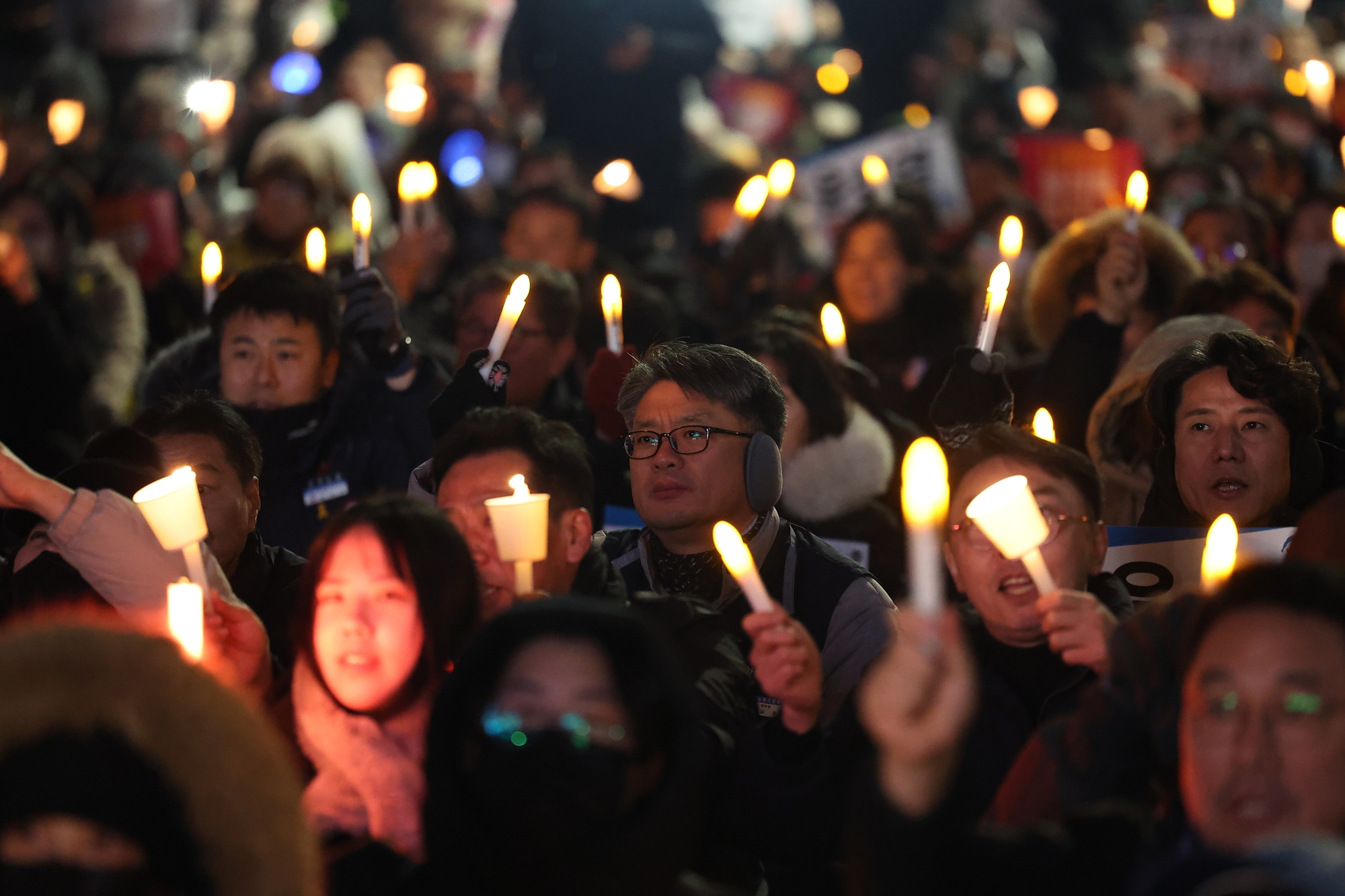 Laut dem Ergebnis der Umfrage des Ministeriums f&uuml;r Kultur, Sport und Tourismus w&uuml;nschten 31,9 % der koreanischen Befragten ein &ldquo;Land mit einer gefestigten Demokratie&rdquo; als die gew&uuml;nschte Zukunftsvision. Foto von koreanischen B&uuml;rgern, die am 6. Dezember im letzten Jahr in Yeongdeungpo-gu, Seoul, an Kerzenlichtdemonstrationen teilnahmen ⓒ Yonhap News 
