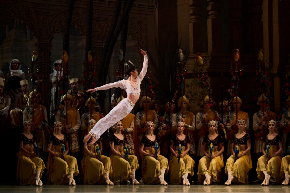  Der koreanische Ballerino Minchul Jeon tanzt auf der B&uuml;hne im Ballett &ldquo;La Bayad&egrave;re&rdquo; ⓒ Mikhail Vilchuk von Mariinski-Ballett