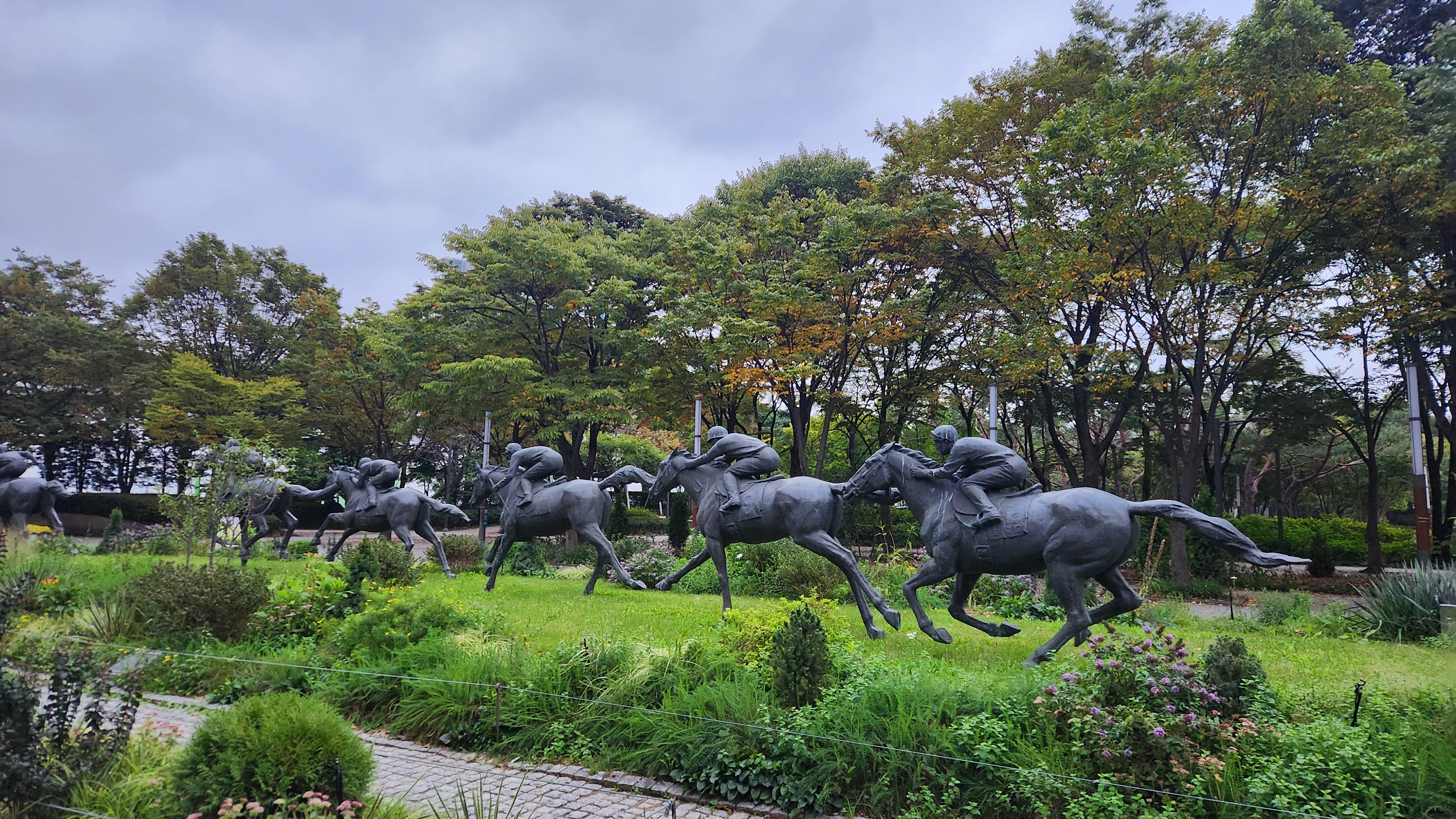 Statue des Rennreitens am Eingang des Seoul Forest ⓒ Lee Jihae/korea.net