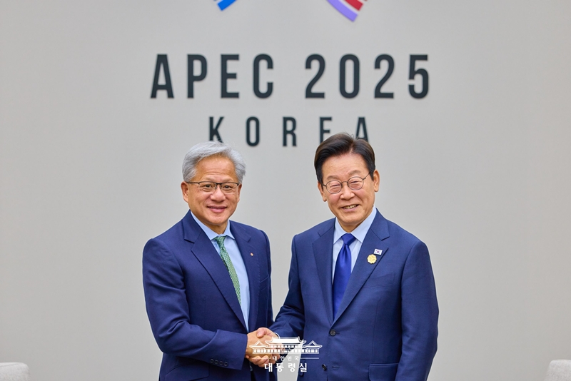 Präsident Lee Jae Myung trifft sich am 31. Oktober 2025 im Hwabaek International Convention Center in Gyeongju mit Jen-Hsun Hwang, dem taiwanisch-US-amerikanischen Unternehmer von Nvidia ⓒ Cheong Wa Dae 