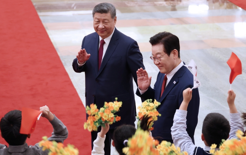 Präsident Lee Jae Myung (rechts) und der chinesische Staatspräsident Xi Jinping winken am 5. Januar beim offiziellen Empfang ⓒ Yonhap News