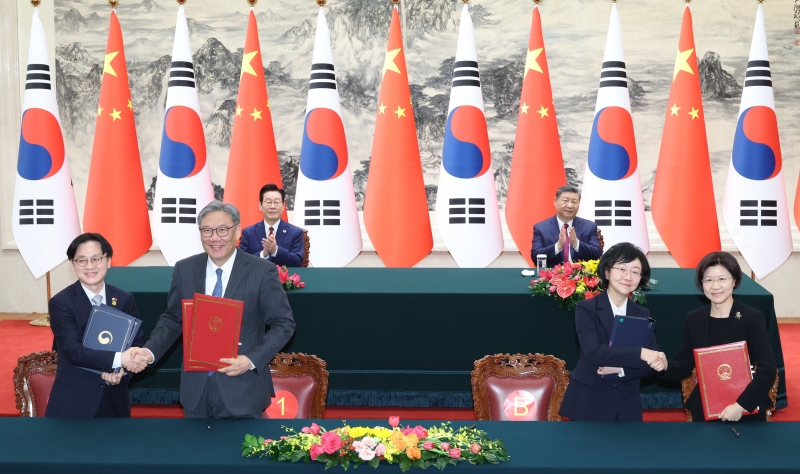 Kim Jung-Kwan, Minister für Handel, Industrie und Energie (von links), Wang Wentao, der chinesische Handelsminister, Oh Yu-Kyoung, die Ministerin für Lebens- und Arzneimittelsicherheit, und Sun Meijun, die chinesische Generaldirektorin der Generalverwaltung für Zoll, unterzeichnen am 5. Januar in Peking unter der Teilnahme von Lee Jae Myung und Xi Jinping jeweils eine Absichtserklärung über den Aufbau der Kommunikationskanäle im Bereich Handel und die Zusammenarbeit für Lebensmittelsicherheit ⓒ Yonhap News