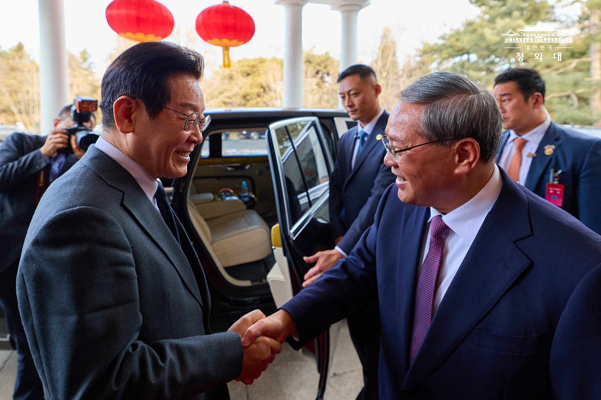 Präsident Lee Jae Myung (links) trifft sich am 6. Januar im Staatsgästehaus Diaoyutai in Peking mit Li Qiang, dem chinesischen Ministerpräsidenten