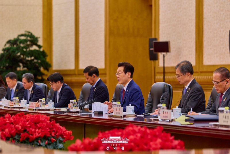 Pr&auml;sident Lee Jae Myung (Dritter von rechts) &auml;u&szlig;ert sich am 5. Januar beim Gipfeltreffen zwischen Korea und China, das in der Gro&szlig;en Halle des Volkes in Peking, China, stattfindet ⓒ Cheong Wa Dae 