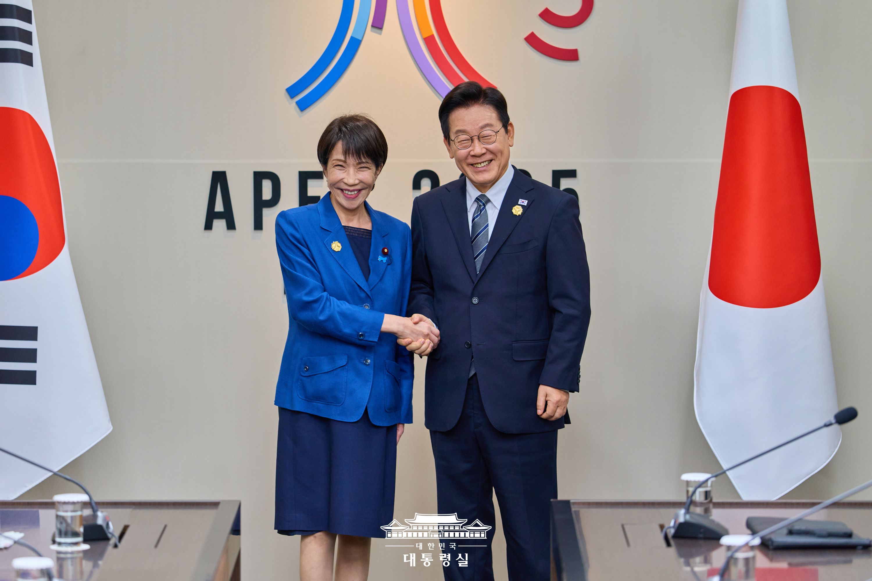 Präsident Lee Jae Myung und Sanae Takaichi, die japanische Premierministerin, schütteln am 30. Oktober 2025 ihre Hände beim APEC-Treffen in Gyeongju in der Provinz Gyeongsangbuk-do ⓒ Cheong Wa Dae 