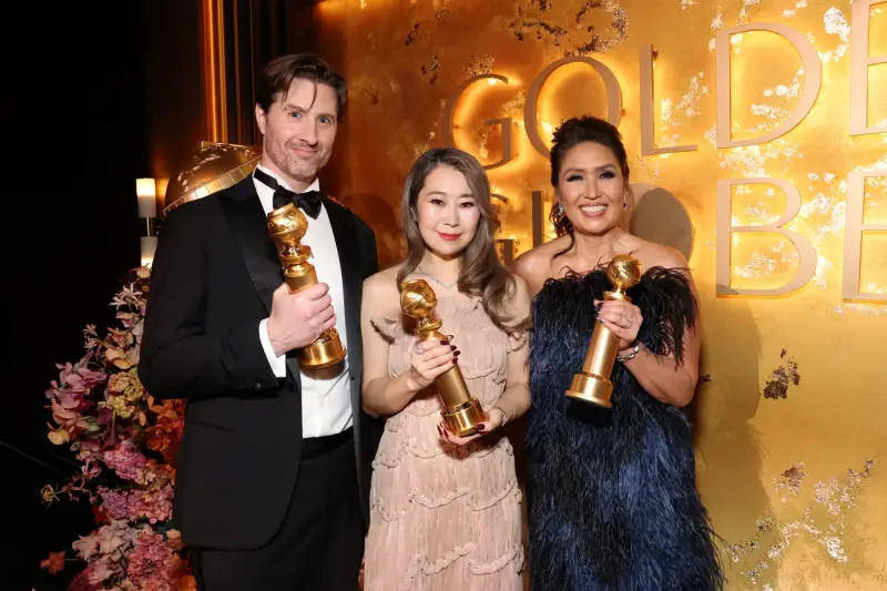 Am 11. Januar gewinnt Maggie Kang, die koreanisch-kanadische Regisseurin des Netflix-Animationsfilms “KPop Demon Hunters” (Mitte), bei den Golden Globe Awards 2026 in Los Angeles in den USA den Preis für den “besten Animationsfilm”