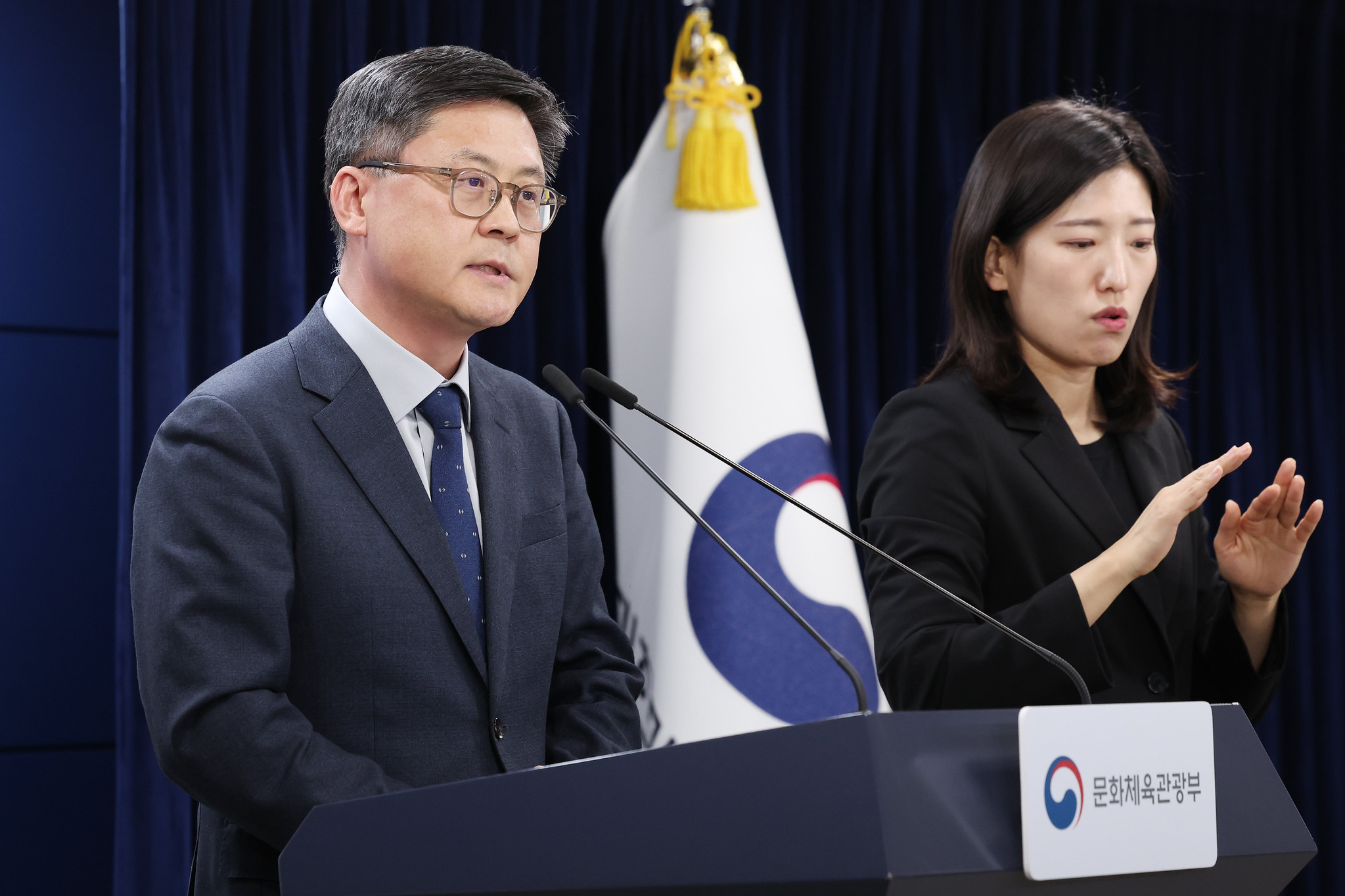 Kim Jung-hoon, stellvertretender Minister für Planung und Koordination des Ministeriums, antwortet am 13. Januar im Regierungskomplex Seoul in Jongno-gu bei der Arbeitsberichtsitzung auf die Fragen der Journalisten ⓒ Lee Jeong Woo/korea.net 