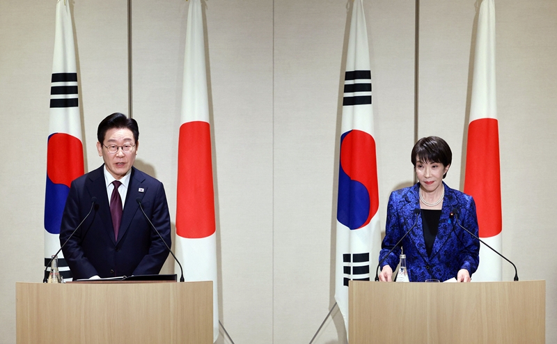Pr&auml;sident Lee Jae Myung (links) &auml;u&szlig;ert sich am 13. Januar mit Sanae Takaichi, der japanischen Premierministerin, bei der gemeinsamen Pressekonferenz in der Pr&auml;fektur Nara Japan ⓒ Yonhap News  
