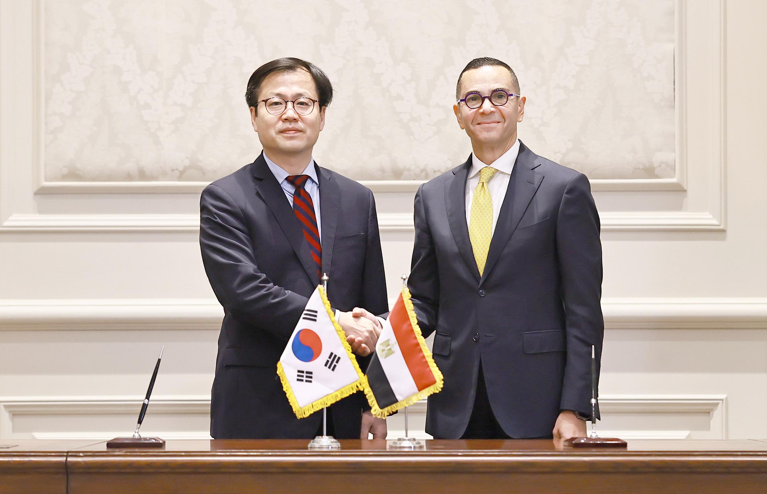 Yeo Han-Koo, Leiter der Abteilung f&uuml;r Handelsverhandlungen des Ministeriums  f&uuml;r Handel, Industrie und Energie (links), und Hassan El-Khatib, der &auml;gyptische Minister f&uuml;r Investitionen und Au&szlig;enhandel, unterschreiben am 18. Januar beim Treffen in Kairo, &Auml;gypten, eine gemeinsame Erkl&auml;rung f&uuml;r die Umsetzung der CEPA zwischen Korea und &Auml;gypten ⓒ Ministerium f&uuml;r Handel, Industrie und Energie