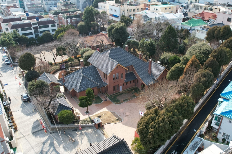  Foto von Gyeongmudae. Das Gebäude fungierte während des Koreakriegs als provisorische Residenz des Präsidenten  