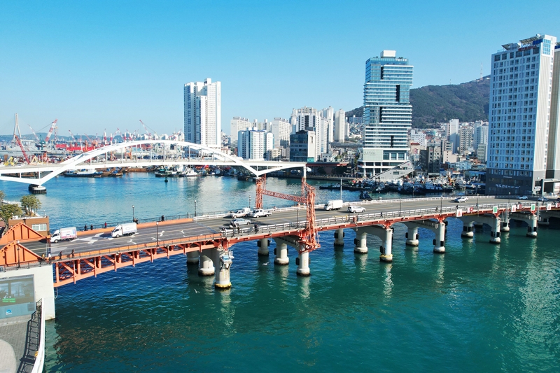 Foto der Yeongdo-Brücke, die Busan und die Insel Yeongdo verbindet 