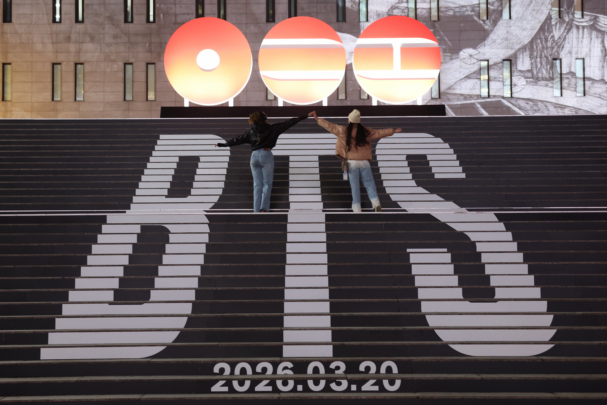 Am 6. Januar machen in Jung-gu, Seoul, ausl&auml;ndische Fans der K-Pop-Boygruppe BTS ein Erinnerungsfoto vor Dekorationen zur Werbung f&uuml;r die Ver&ouml;ffentlichung des f&uuml;nften Albums von BTS auf den Treppen des Sejong Center for the Performing Arts ⓒ Lee Jeong Woo/korea.net