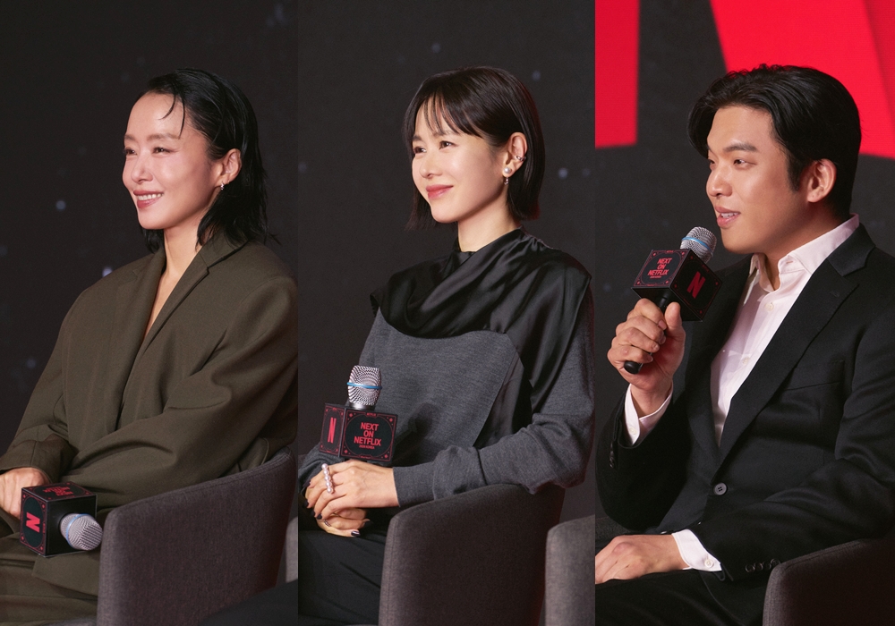 Die koreanischen Schauspielerinnen Jeon Do-yeon (links) und Son Ye-jin (Mitte) sowie der koreanische Chef Sung Ahn stellen am 21. Januar bei der Veranstaltung “Next on Netflix 2026 Korea” im Conrad Seoul in Yeongdeungpo-gu die neuen Produktionen bei Netflix, in denen sie mitwirken
