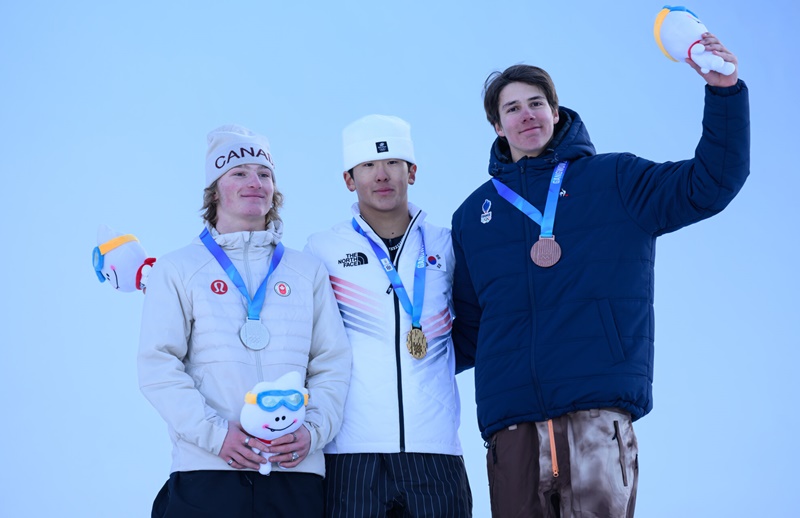 Lee Chaeun, der koreanische Sportler für Snowboard-Halfpipe (Mitte), posiert am 25. Januar 2024 nach dem Gewinn der Goldmedaille bei den Olympischen Jugend-Winterspielen 2024 in Gangwon ⓒ OIS / IOC 
