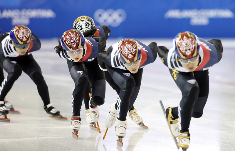 Die koreanischen Shorttrack-Läufer Choi Min-jeong (Dritte von vorne) und Rim Jongun trainieren im Jincheon National Training Center in der Provinz Chungcheongbuk-do für die Teilnahme an den Olympischen Winterspielen 2026 in Mailand und Cortina ⓒ Yonhap News 