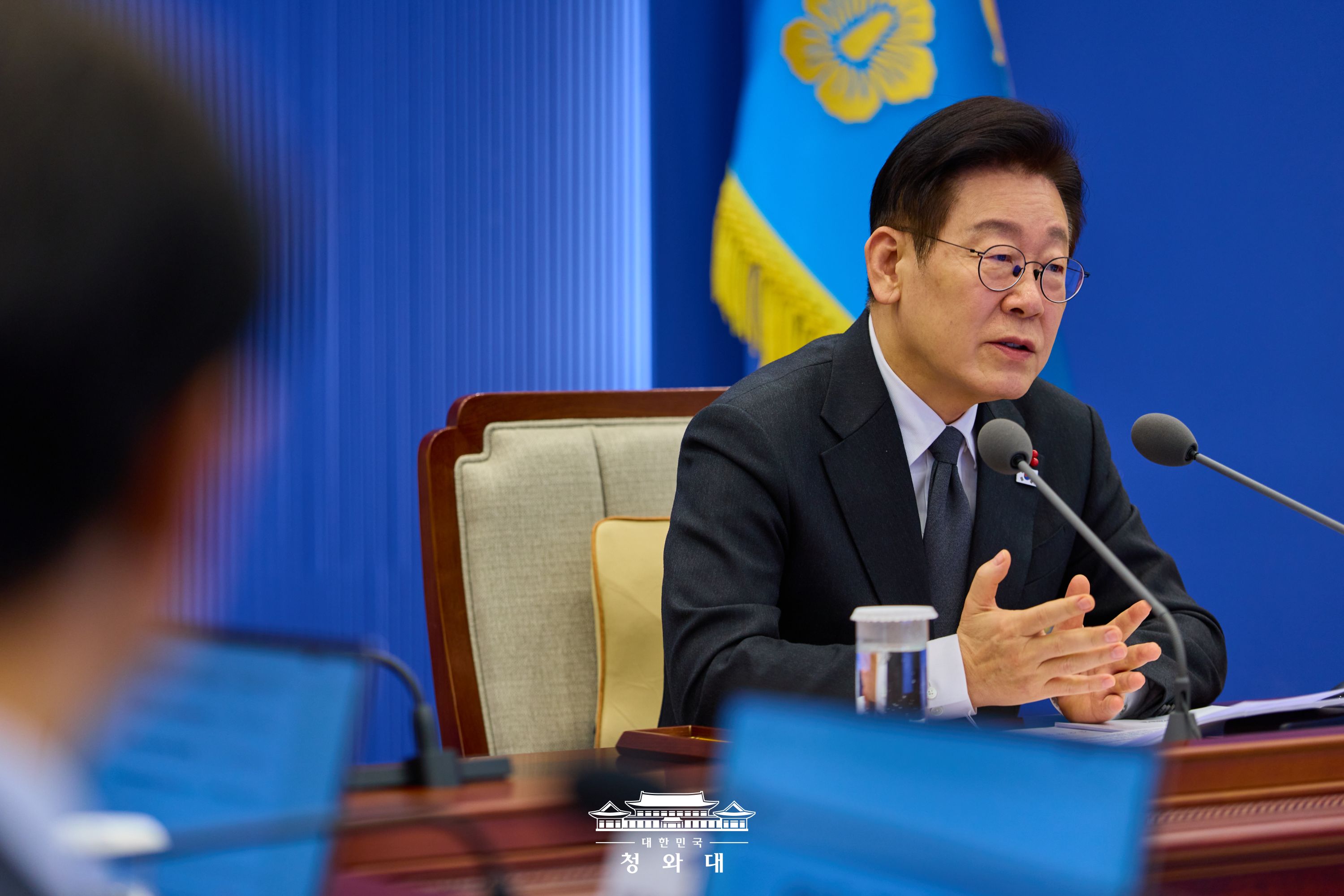 Präsident Lee Jae Myung unterstreicht am 30. Januar die Richtlinien für ein entschlossenes Vorgehen gegen die grenzüberschreitende Kriminalität gegenüber Koreanern. Foto von Präsident Lee bei der 21. Sitzung der Chef- und Stabsberater am 29. Januar im Cheong Wa Dae ⓒ Cheong Wa Dae