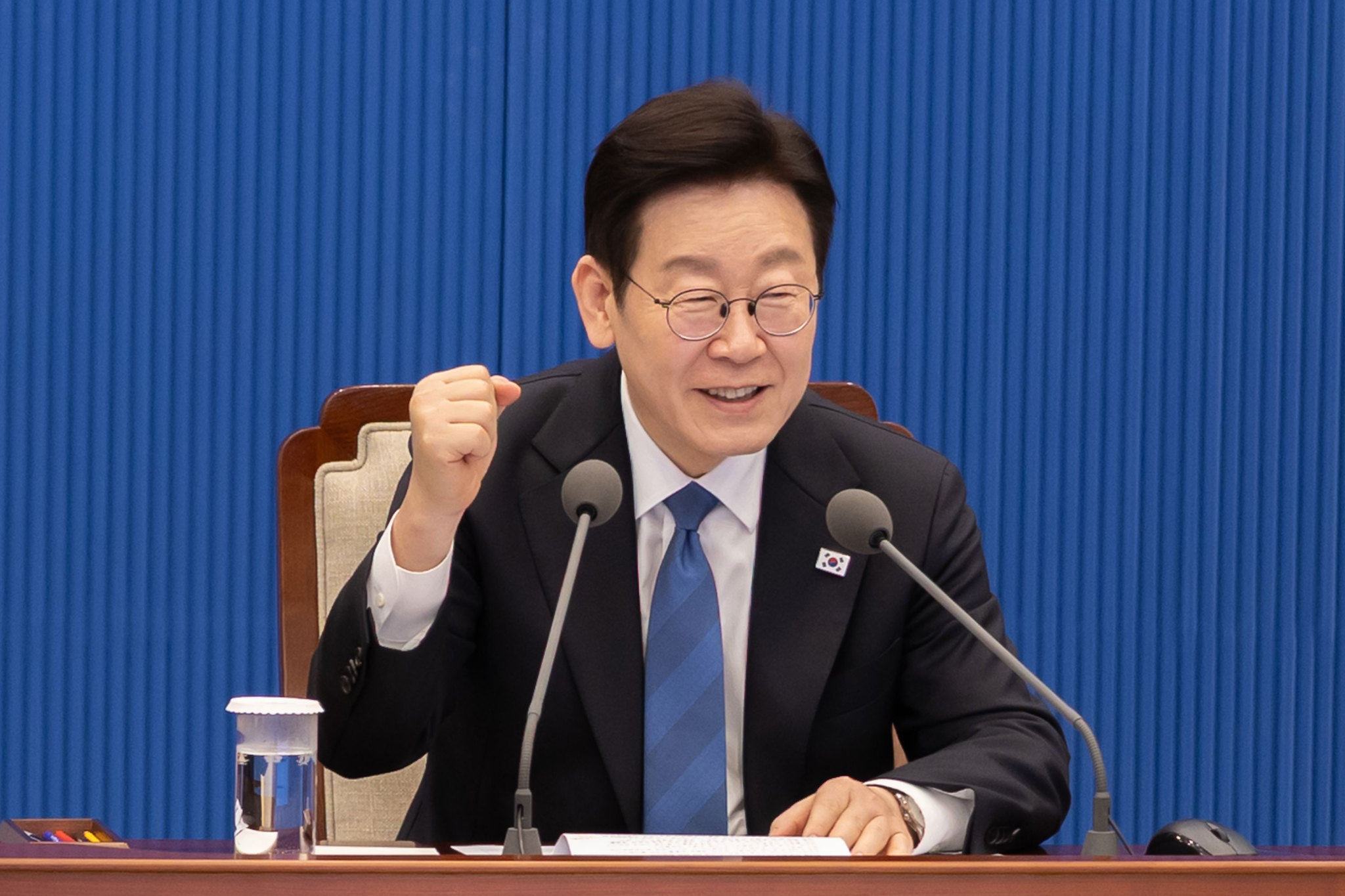Präsident Lee Jae Myung feuert am 5. Februar in der Sitzung der leitenden Berater im Cheong Wa Dae in Jongno-gu, Seoul, die koreanische Nationalmannschaft an, die an den Olympischen Winterspielen 2026 in Mailand und Cortina d’Ampezzo teilnehmen ⓒ Cheong Wa Dae
