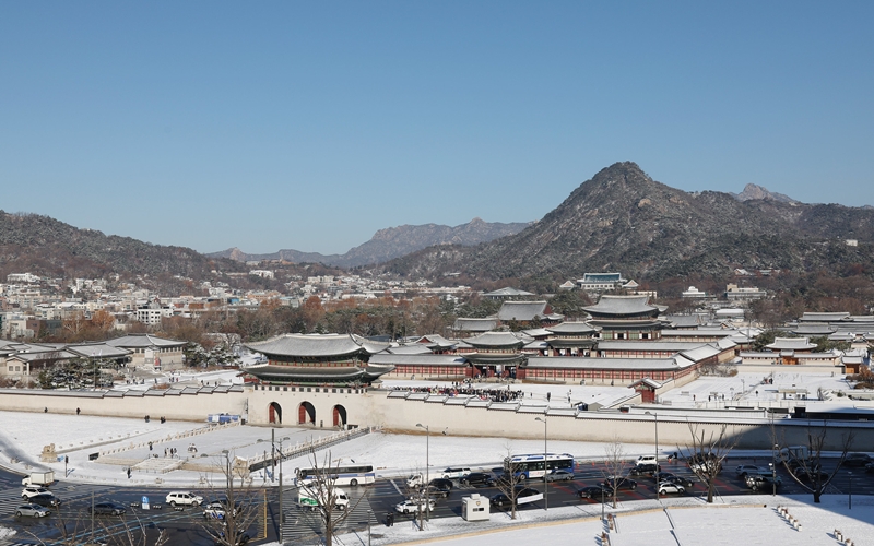 Vier Paläste, Königsgräber und der Jongmyo-Schrein sind während der Seollal-Feiertage kostenlos zu betreten. Foto des schneebedeckten Gyeongbokgung-Palastes ⓒ Park Daejin/korea.net