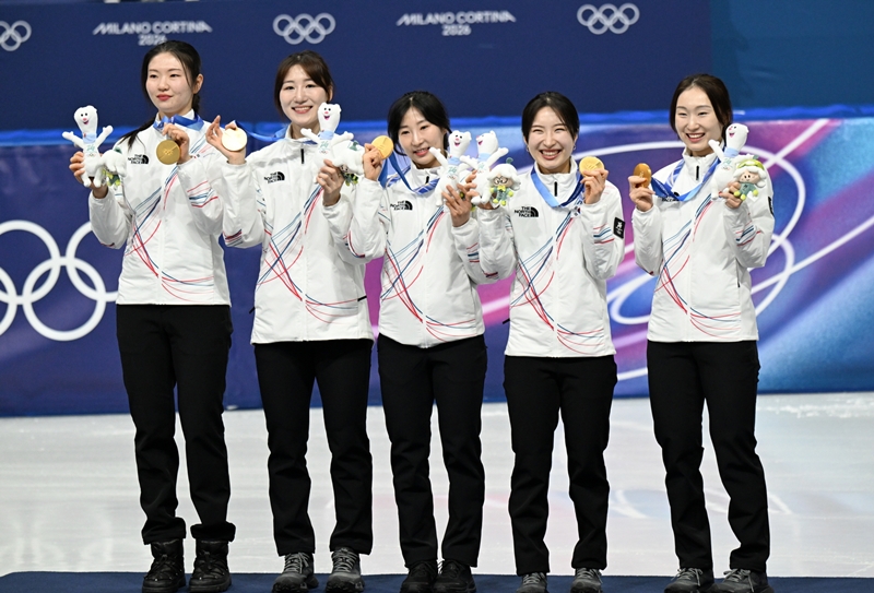 Am 18. Februar posieren koreanische Shorttrack-Läuferinnen (von links: Shim Sukhee, Noh Dohee, Lee Soyeon, Kim Gille und Choi Minjeong) für ein Erinnerungsfoto nach ihrem Sieg in der 3000-m-Shorttrack-Staffel der Frauen