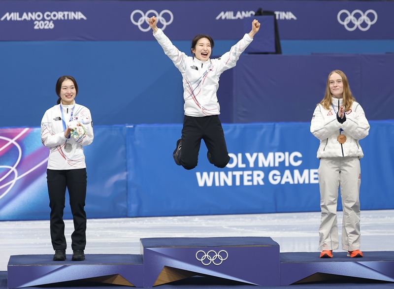 Bei den Olympischen Winterspielen 2026 in Mailand und Cortina d’Ampezzo gewinnen die koreanischen Shorttrack-Läuferinnen Kim Gilli (Mitte) die Goldmedaille und Choi Minjeong (links) die Silbermedaille im 1500-m-Shorttrack der Frauen ⓒ Yonhap News