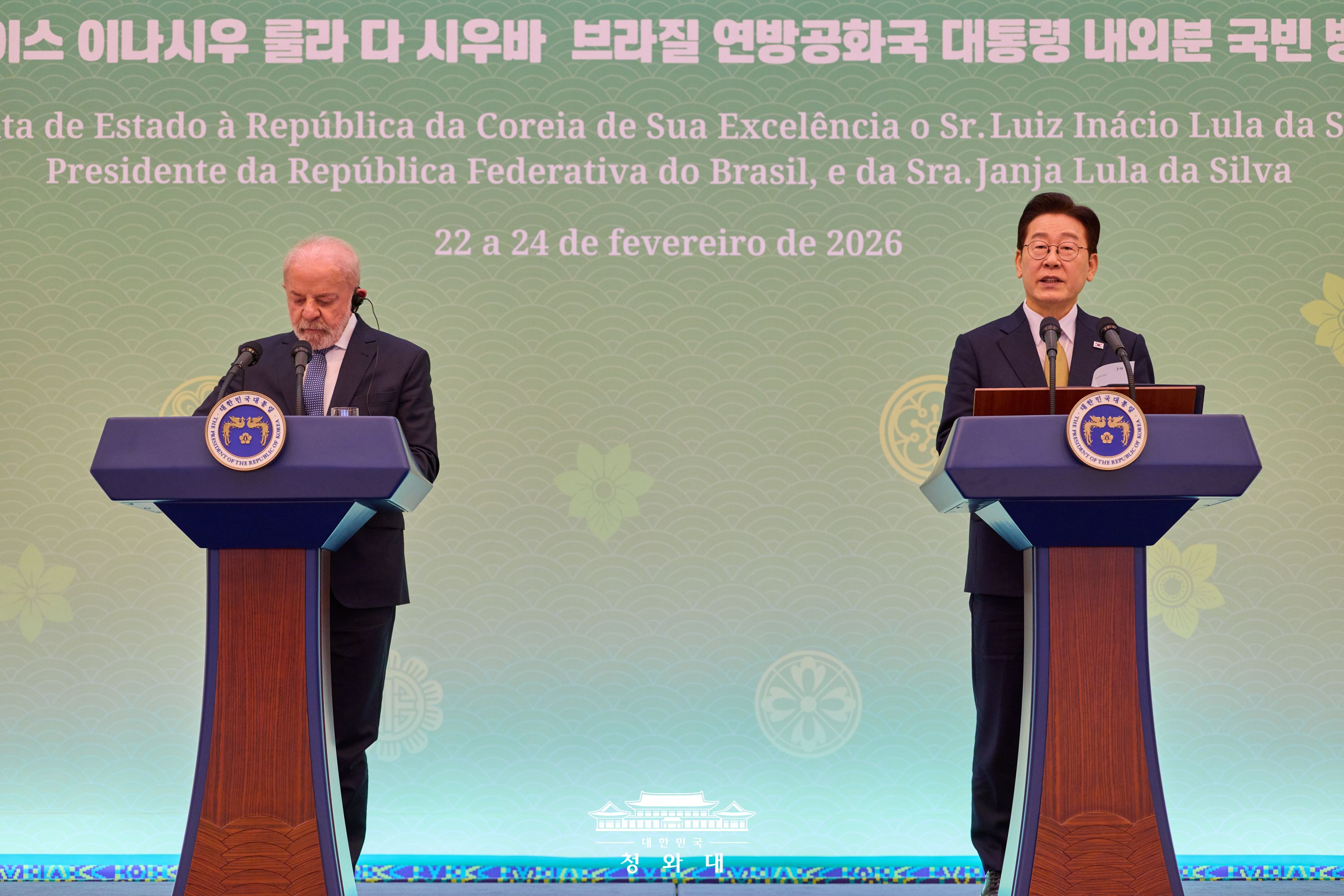 Am 23. Februar halten Präsident Lee Jae Myung (rechts) und Luiz Inácio Lula da Silva, der brasilianische Präsident, im Cheong Wa Dae eine gemeinsame Erklärung