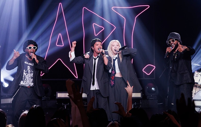 Laut dem Bericht “Analyse der globalen Hallyu-Trends 2025 anhand ausländischer Nachrichten und Social-Media-Daten” des Ministeriums für Kultur, Sport und Tourismus und der Korea Culture Information Service Agency diversifiziert sich Hallyu über Musik hinaus auf Literatur, Film und Tourismus. Foto der Aufführung des Songs “APT.” von Rosé der K-Pop-Girlgruppe BLACKPINK und Bruno Mars ⓒ CJ ENM