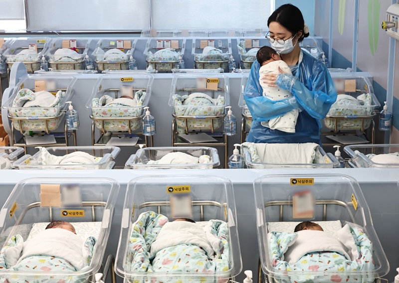 Es wird festgestellt, dass die koreanische Fertilit&auml;tsrate nach vier Jahren wieder auf 0,8 steigt. Foto von Neugeborenen im CHA Medical Center in Goyang in der Provinz Gyeonggi-do ⓒ Yonhap News 