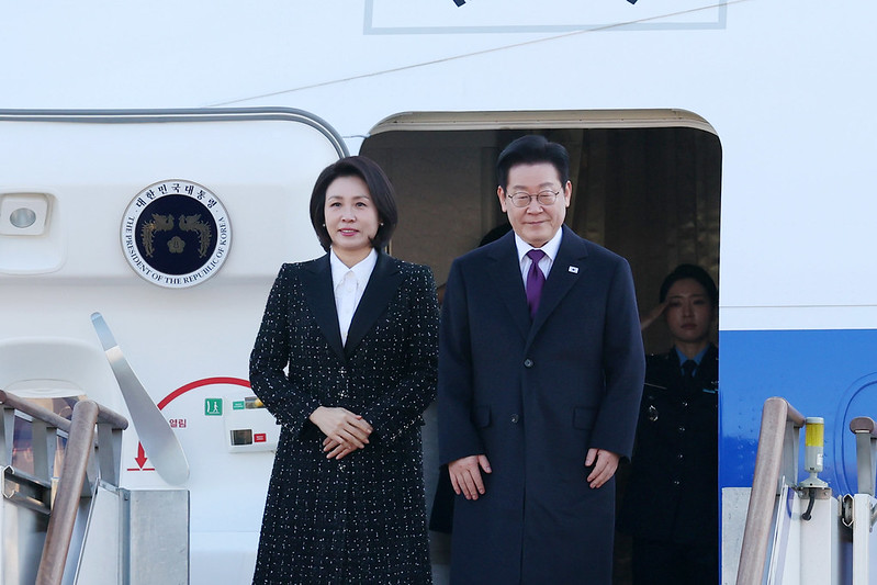 Pr&auml;sident Lee Jae Myung (rechts) und seine Ehefrau Kim Hea Kyung reisen am 13. Januar vom Seouler Flughafen in Seongnam nach Japan zu einem Staatsbesuch ⓒ Lee Jeong Woo/korea.net