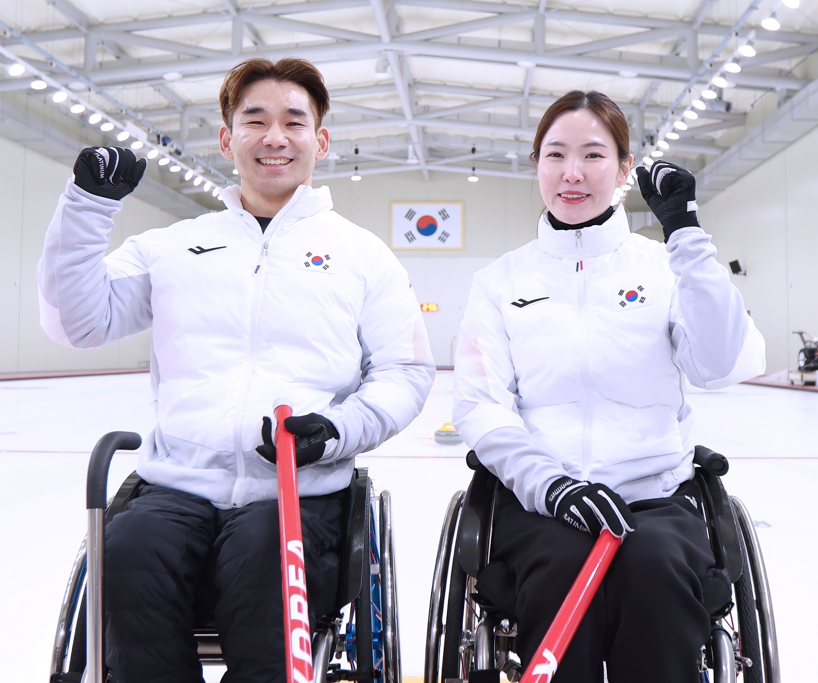  Die koreanischen Rollstuhlcurling-Spieler Lee Youngsuk (links) und Baek Hyejin ⓒ Koreanisches Paralympisches Komitee 
