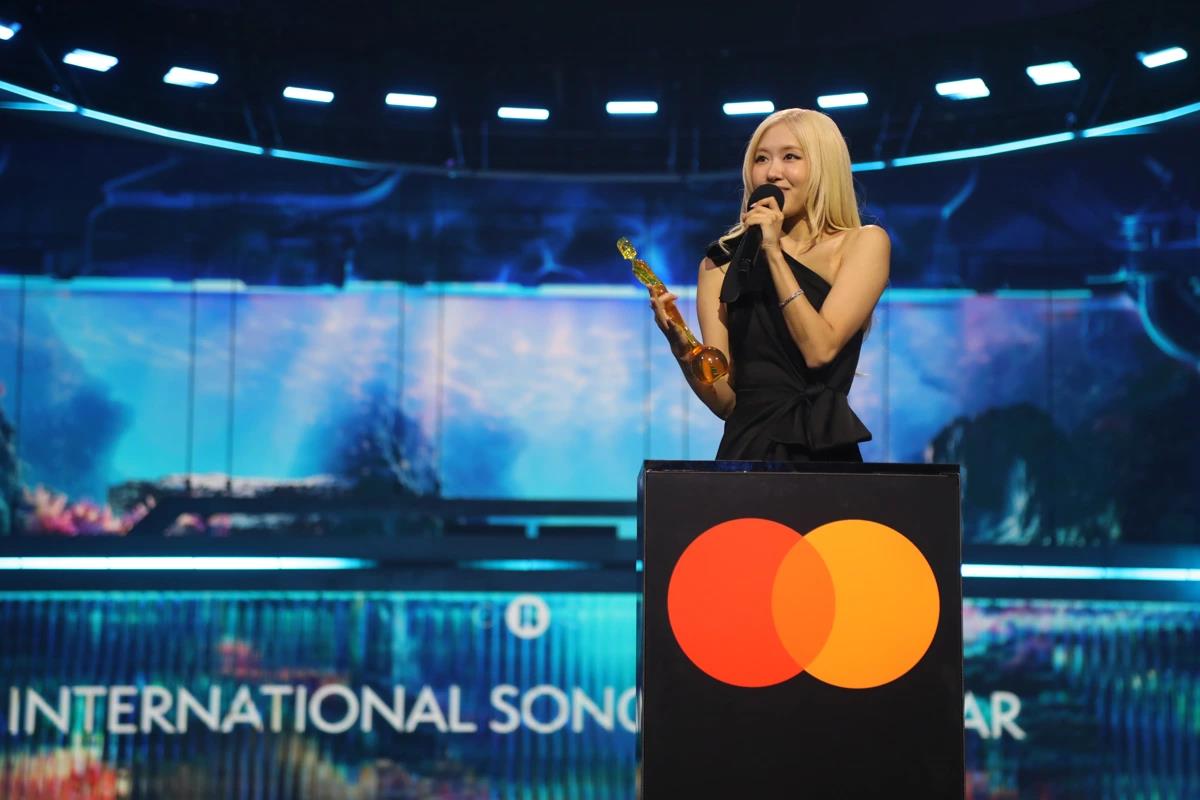 Rosé, ein Mitglied der K-Pop-Girlgruppe BLACKPINK, erhält bei den 46. BRIT Awards für ihren gemeinsamen Song “APT.” mit Bruno Mars den Preis für International Song of the Year als die erste koreanische K-Pop-Künstlerin ⓒ Offizielle Website von BRIT Awards