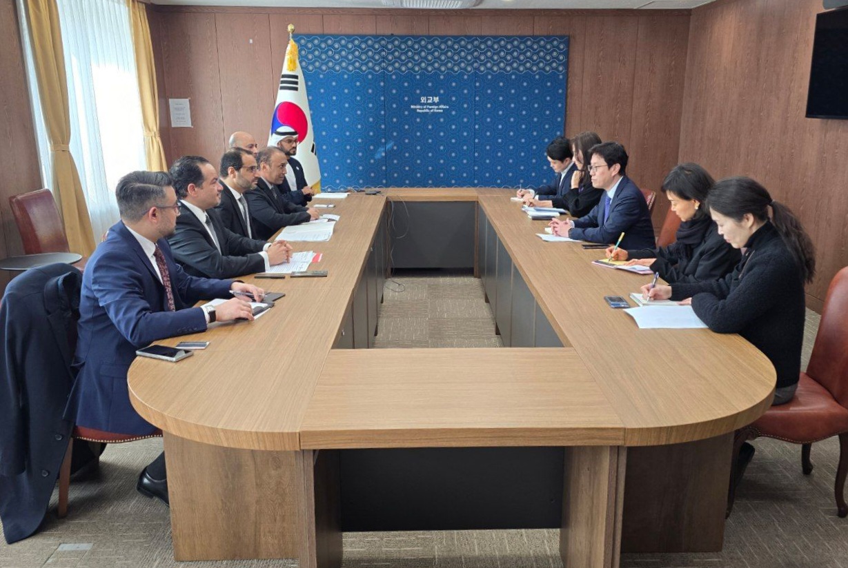 Chung Kwang-yong, Direktor der Abteilung f&uuml;r Afrika und den Nahen Osten des Ministeriums f&uuml;r Ausw&auml;rtige Angelegenheiten (Dritter von rechts), diskutiert am 4. M&auml;rz im Regierungskomplex Seoul in Jongno-gu, Seoul, mit den diplomatischen Vertretungen der sechs Mitgliedsl&auml;nder des Golf-Kooperationsrats (GCC) - Saudi-Arabien, den VAE, Kuwait, Katar, Oman und Bahrein - &uuml;ber die aktuelle Lage im Nahen Osten im Zusammenhang mit der Ausweitung des Konflikts zwischen den USA und dem Iran ⓒ Ministerium f&uuml;r Ausw&auml;rtige Angelegenheiten