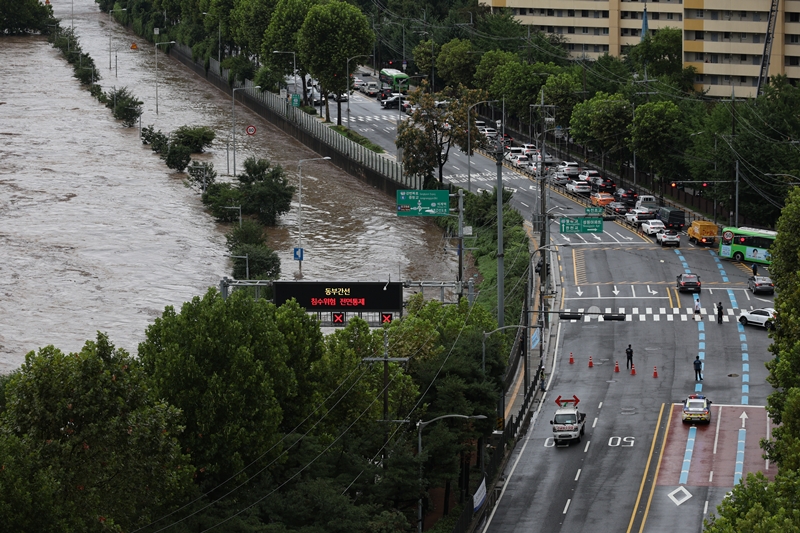 Am 13. August vergangenen Jahres ist der Fahrzeugverkehr in der N&auml;he des Flusses Jungnangcheon in Nowon-gu, Seoul, nach der Hochwasserwarnung vollst&auml;ndig gesperrt ⓒ Yonhap News