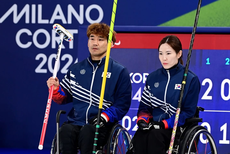 Foto: Die koreanischen Rollstuhlcurling-Spieler Lee Youngsuk (links) und Baek Hyejin 