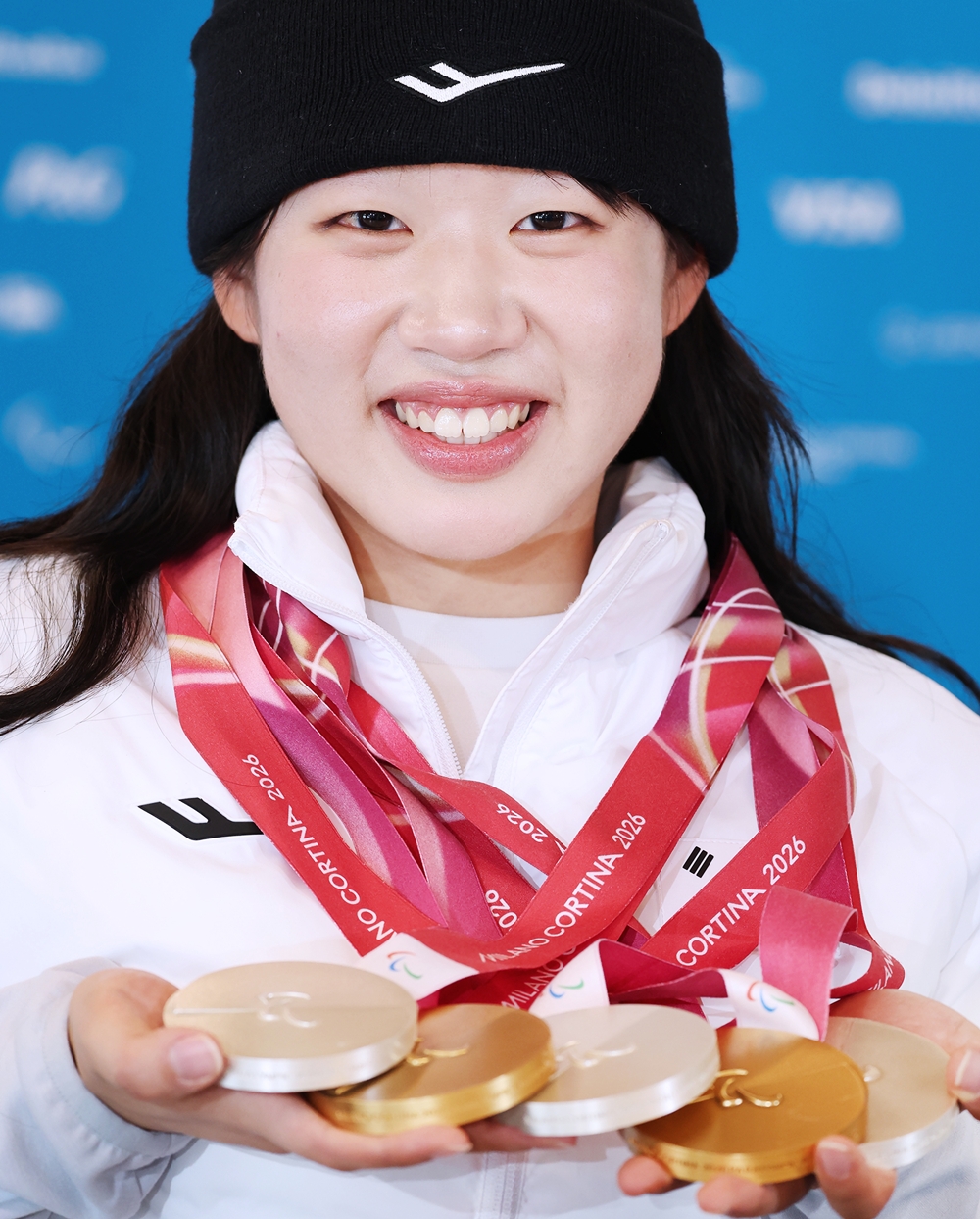 Am 15. M&auml;rz posiert die koreanische para-nordische Skil&auml;uferin Kim Yunji im Tesero Cross-Country Skiing Stadium in Italien f&uuml;r ein Erinnerungsfoto mit ihren f&uuml;nf Medaillen bei den Paralympischen Winterspielen 2026 in Mailand und Cortina d&rsquo;Ampezzo