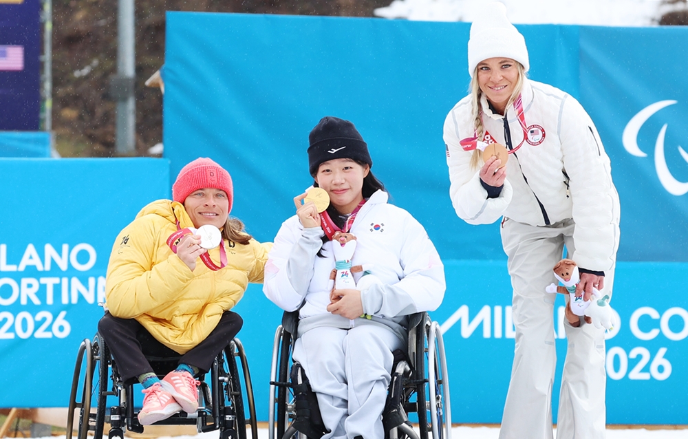 Am 15. M&auml;rz posiert Kim Yunji, die koreanische para-nordische Skil&auml;uferin (Mitte), mit ihrer Goldmedaille bei der Medaillenverleihung im Tesero Cross-Country Skiing Stadium nach ihrem Sieg im 20-km-Intervallstart der Frauen im Skilanglauf bei den Paralympischen Winterspielen 2026 in Mailand und Cortina d&rsquo;Ampezzo 
