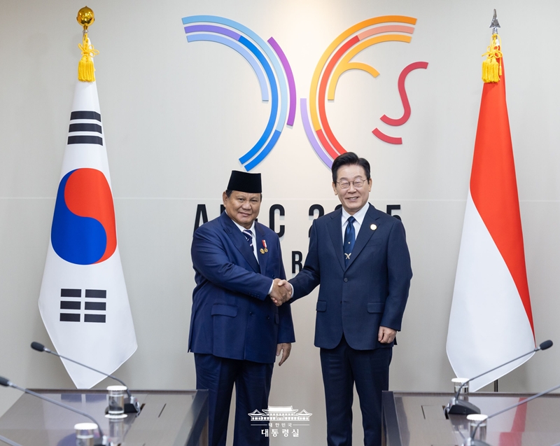 Pr&auml;sident Lee Jae Myung (rechts) und der indonesische Pr&auml;sident Prabowo Subianto sch&uuml;tteln am 1. November vergangenen Jahres ihre H&auml;nde im Gyeongju Hwabaek International COnvention Center in der Provinz Gyeongsangbuk-do vor dem Gipfeltreffen zwischen Korea und Indonesien