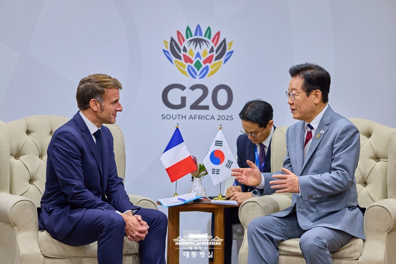 Pr&auml;sident Lee Jae Myung (rechts) und der franz&ouml;sische Pr&auml;sident Emmanuel Macron f&uuml;hren am 22. November vergangenen Jahres im Nasrec Expo Centre in Johannesburg, S&uuml;dafrika, durch
