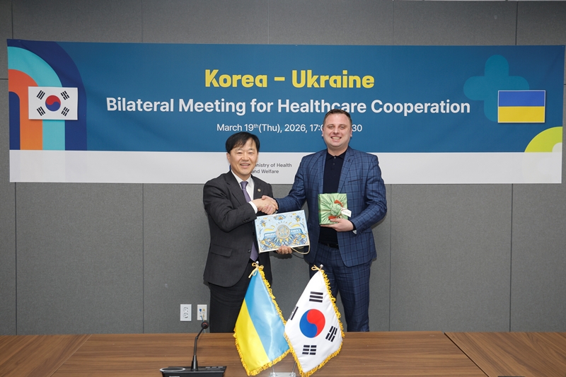 Lee Hyung-hoon, zweiter stellvertretender Minister (links), f&uuml;hrt am 19. M&auml;rz im T-Tower in Jung-gu, Seoul, mit Evgeniy Gonchar, dem ukrainischen Vizeminister f&uuml;r Gesundheit, das bilaterale Gespr&auml;ch zwischen Korea und der Ukraine durch ⓒ Ministerium f&uuml;r Gesundheit und Wohlfahrt 