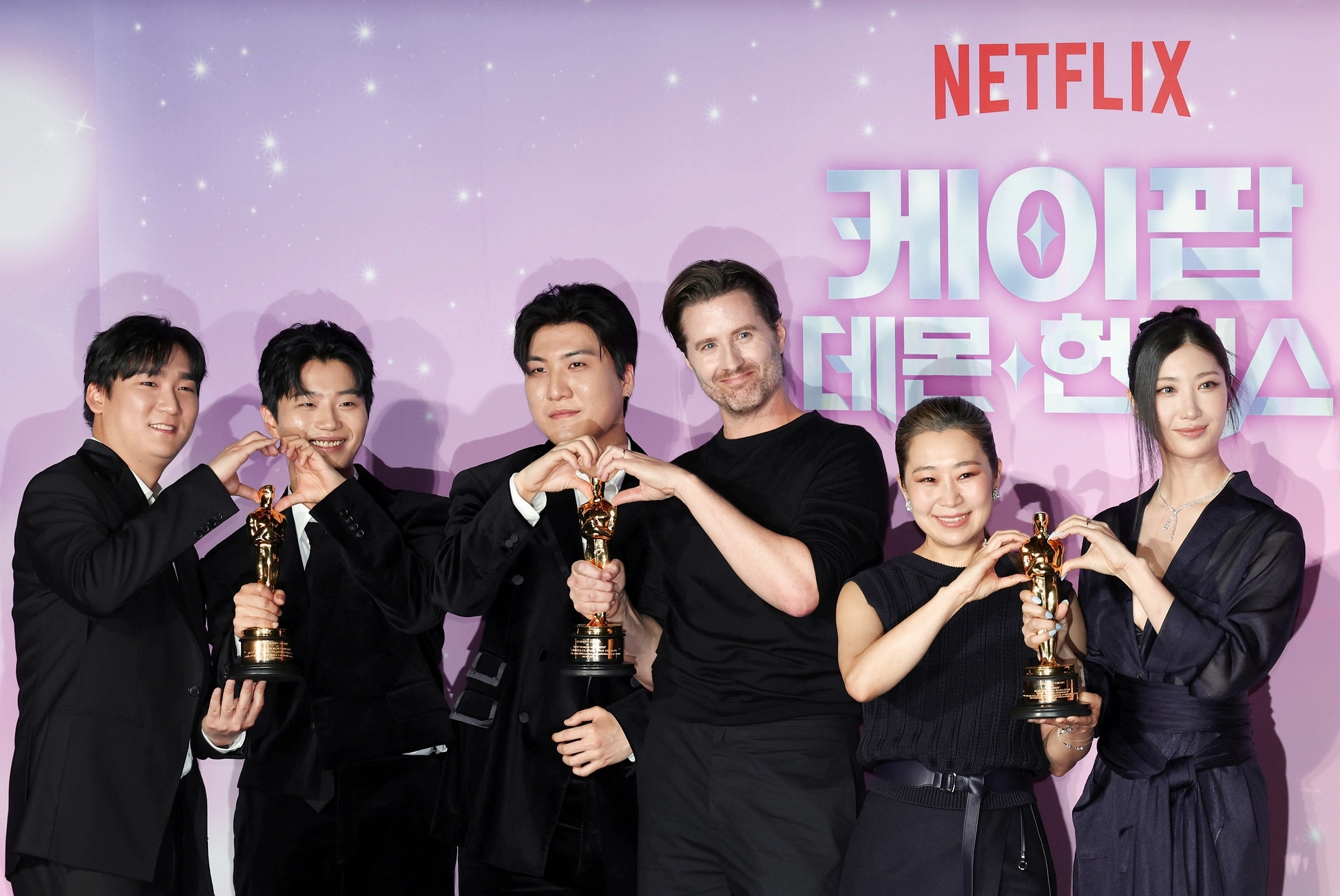 Am 1. April besuchen Schl&uuml;sselfiguren f&uuml;r den Erfolg des Netflix-Animationsfilms &ldquo;KPop Demon Hunters&rdquo; mit den goldenen Troph&auml;en von Oscars Korea. Von links: Produzent IDO (Nam Hee-dong, Lee Yu-han und Kwak Joong-gyu), Regisseur Chris Appelhans, Regisseurin Maggie Kang sowie Songwriterin und S&auml;ngerin EJAE