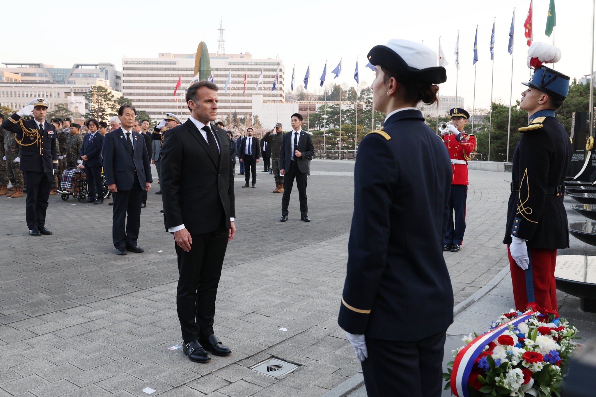 Am 2. April besucht der französische Präsident Emmanuel Macron die Koreanische Kriegsgedenkstätte ⓒ Park Daejin/korea.net 