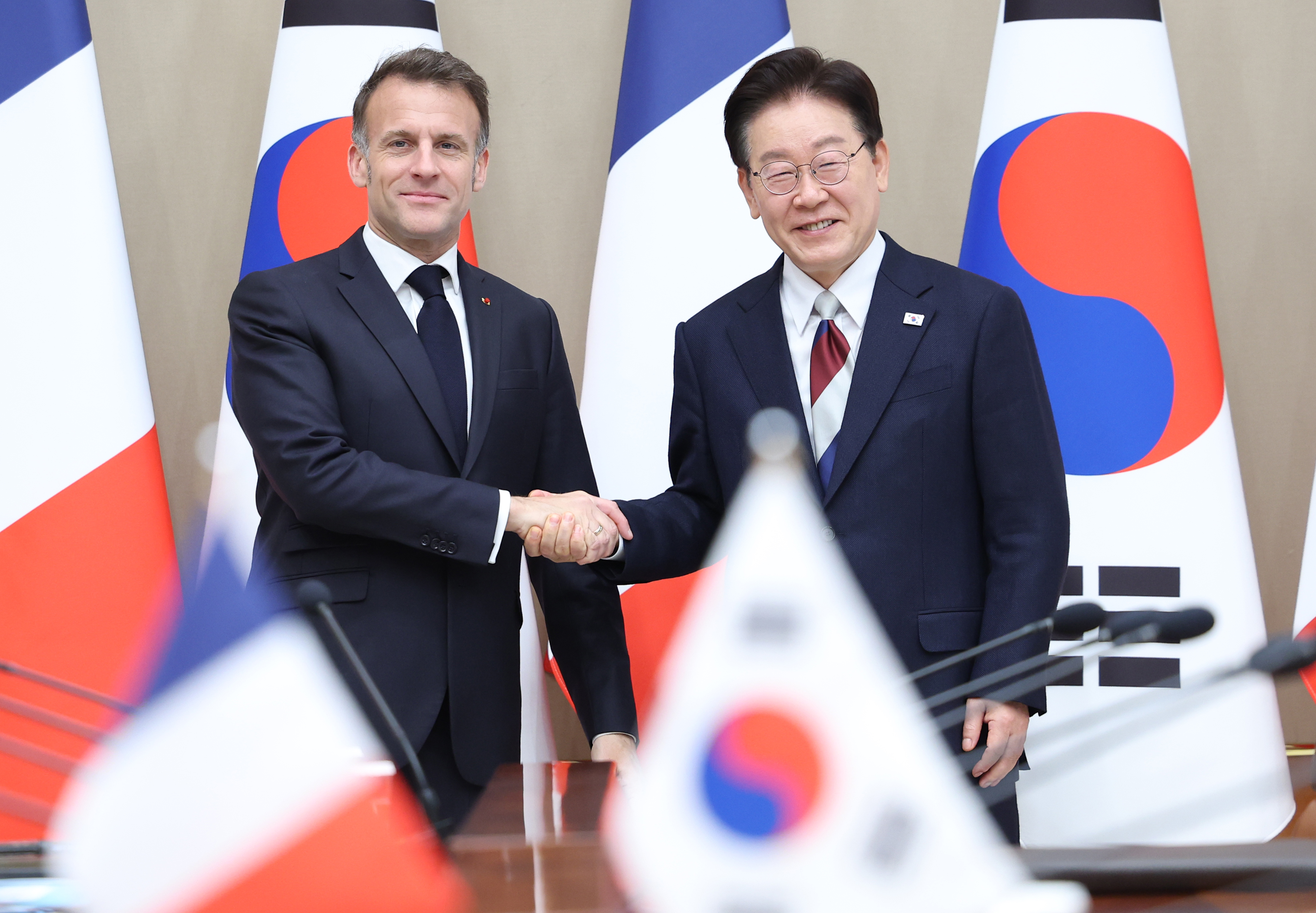 Präsident Lee Jae Myung (rechts) und der französische Präsident Emmanuel Macron schütteln sich am 3. April im Cheong Wa Dae in Jongno-gu, Seoul, ihre Hände vor dem Gipfeltreffen ⓒ Yonhap News 