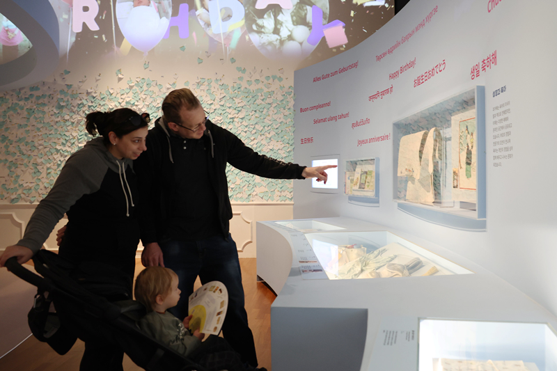 Am 7. April betrachten ausl&auml;ndische Besucher in der Sonderausstellung &ldquo;Happy Birthday&rdquo; im National Folk Museum of Korea in Jongno-gu, Seoul, die Entwicklung der Babytrage von fr&uuml;her bis heute. W&auml;hrend im Westen Babys nach vorne getragen werden, gab es in Korea eine traditionelle Kultur, in der man Babys mit einer &ldquo;Podegi&rdquo;, einem gro&szlig;en gesteppten Tuch mit langen B&auml;ndern, auf seinem R&uuml;cken tr&auml;gt