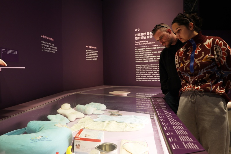 Am 7. April betrachten ausl&auml;ndische Besucher in der Sonderausstellung &ldquo;Happy Birthday&rdquo; im National Folk Museum of Korea in Jongno-gu, Seoul, die ausgestellten modernen Babyartikel 