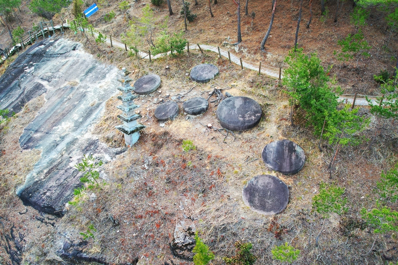 Foto: Sieben-Sterne-Steine in der Nähe des liegenden Buddhas